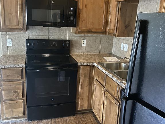 3rd image of 601 Sladecek Dr #B
