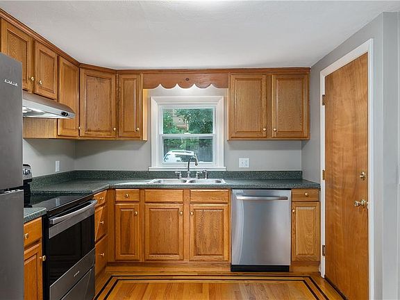 5th image of 10 Glen Ave APT 1L