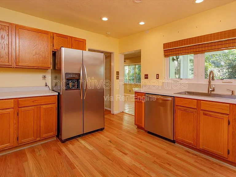 816 Putnam Ave — Photo 3
