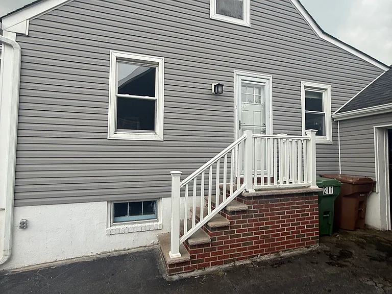 211 Bradford Ave — Photo 23