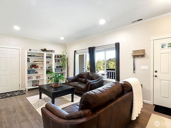 5th image of 81 E Bay Heights Drive