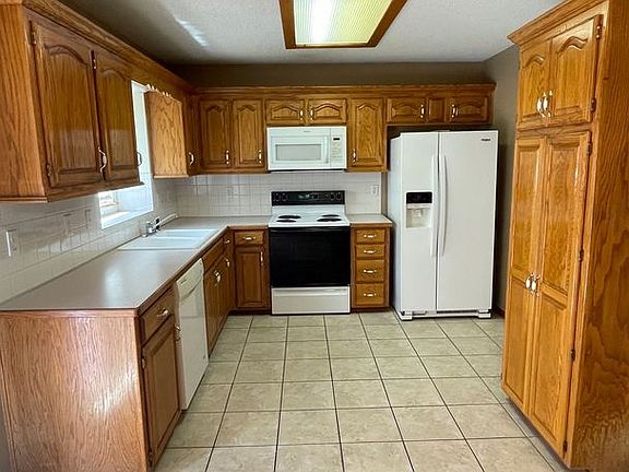 5th image of 1212 NE Applewood St