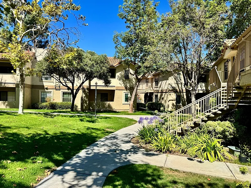 2 bed, 2.0 bath, 881 sqft, $2,800 — Photo 2