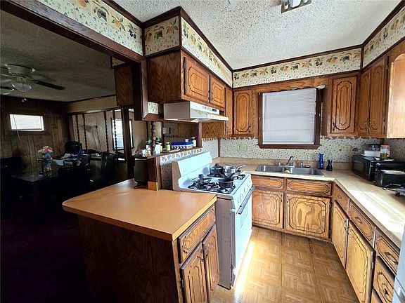 4th image of 121 W Newman St