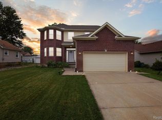70 Cloveridge Dr, Troy, MI 48084
