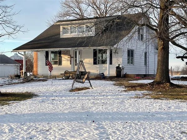 185 N 28th Ave, Waggoner, IL 62572