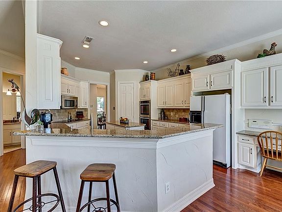 5th image of 605 Logans Ln