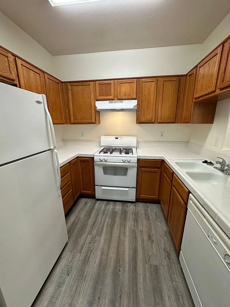 567 Yellow Meadow Court Bakersfield, CA 93308 — Photo 1