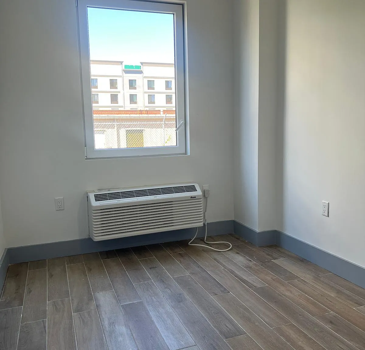 1 bed, 700 sqft, $2,762 — Photo 3
