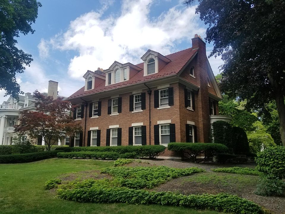 Front view of 1150 East Avenue