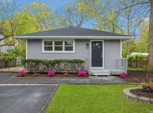 42 Laurel Ln, Shirley, NY 11967