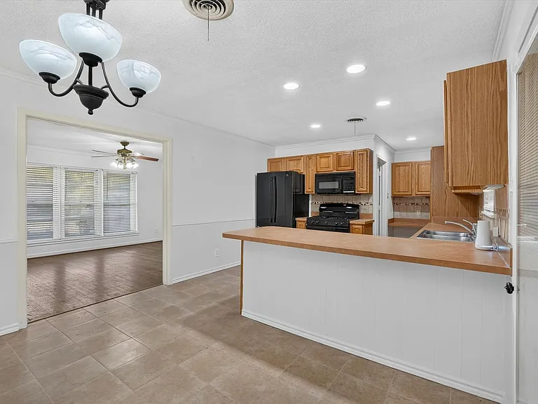 2539 Highwood Dr — Photo 7