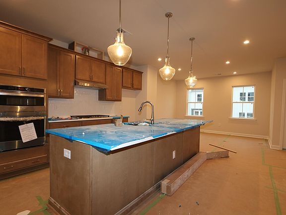 5th image of 709 Callan View Ave