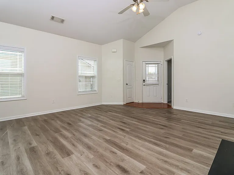 92 Majestic Dr — Photo 4