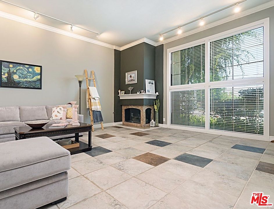 1st image of 17152 Burbank Blvd