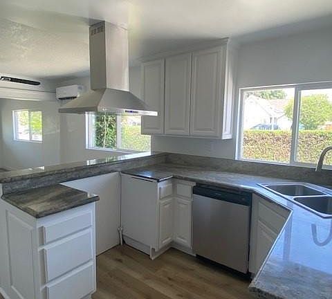 5th image of 1008 S Rowan Ave