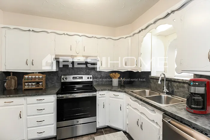 4721 Leslie Dr — Photo 3