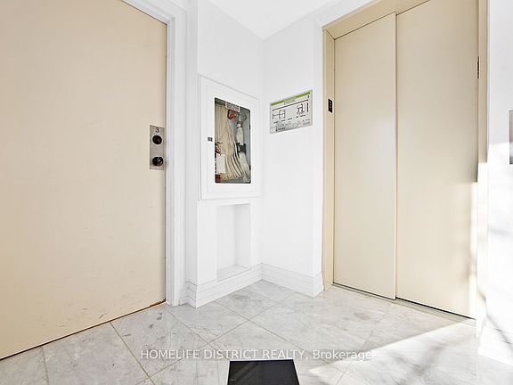3rd image of 243 Niagara St Unit 200
