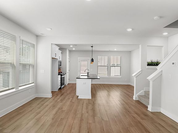 4th image of 201 Keel Ln