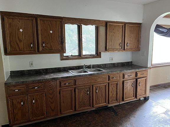 4th image of 575 W Hickory St