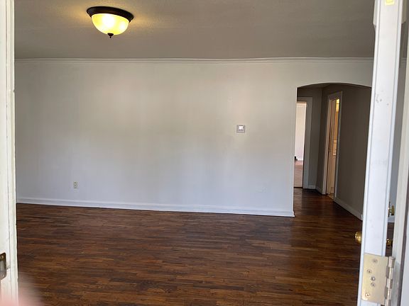 4th image of 211 W 78th St