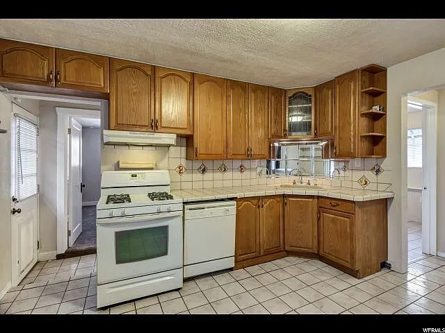 590 E Leland Ave — Photo 7