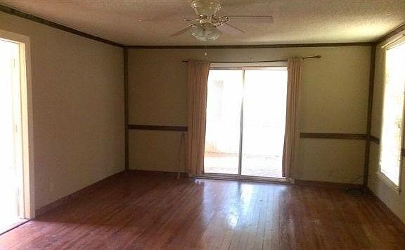 3rd image of 2602 E Graham Dr