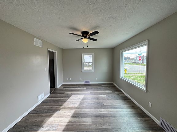 Living Room 
17' b 11' 4"