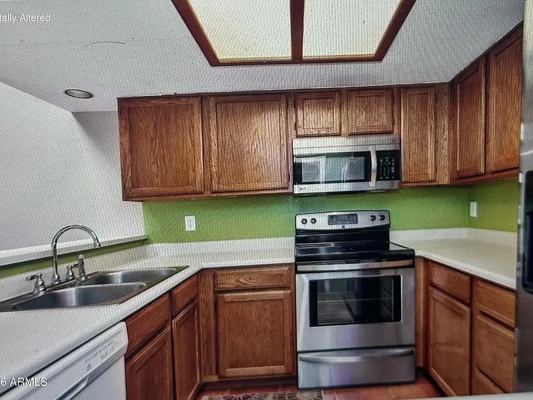 33 E Beck Ln — Photo 7