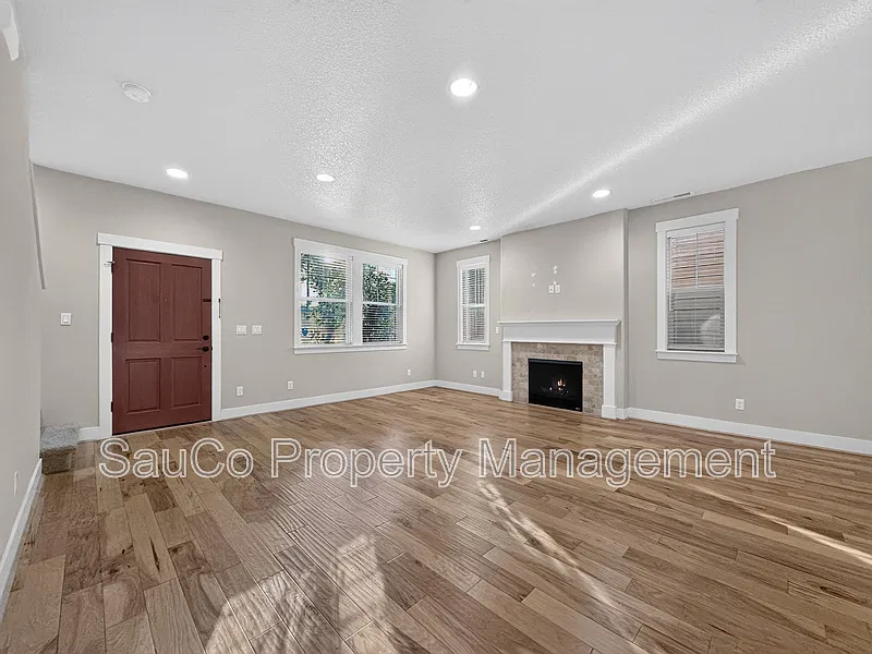 3 bed, 2.5 bath, 1468 sqft, $2,395 — Photo 4