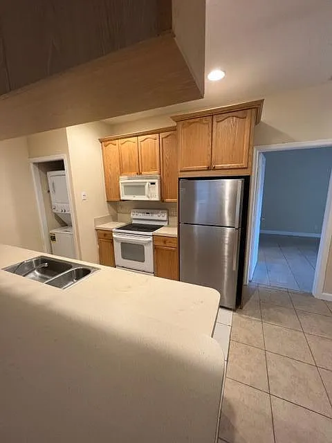 3 bed, 2.0 bath, 1060 sqft, $2,300 — Photo 3