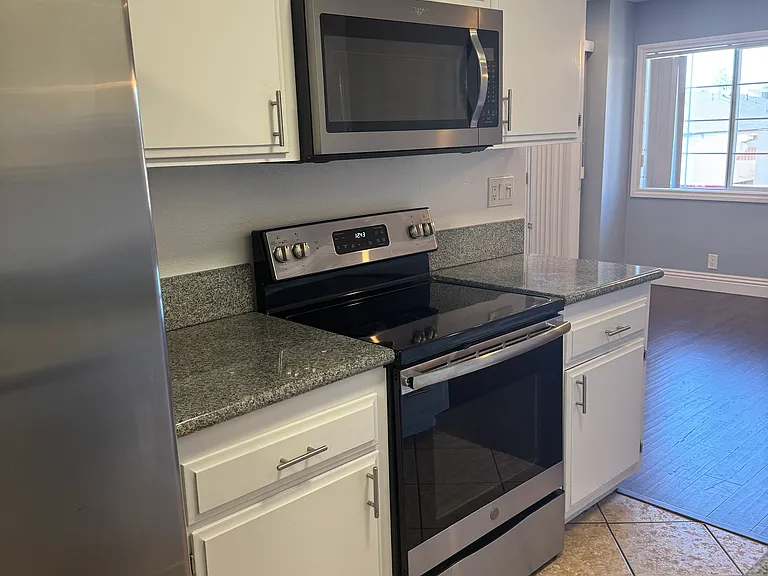 916 S Sherbourne Dr #205 — Photo 7