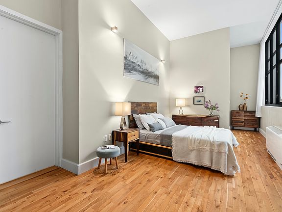 5th image of 360 Furman St APT 824