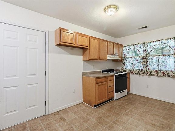 5th image of 3911 Mistletoe St