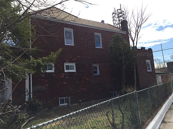 5th image of 225-00 Mentone Ave
