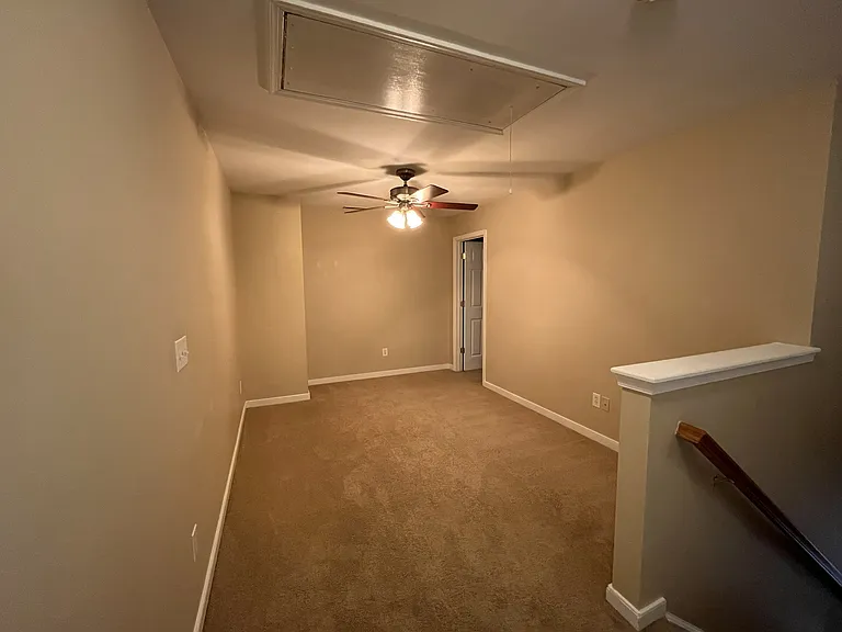 410 Queensbury Ln — Photo 28
