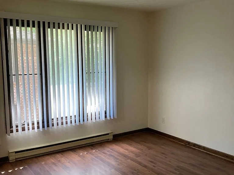 Immaculate Updated 2 Bedroom — Photo 23