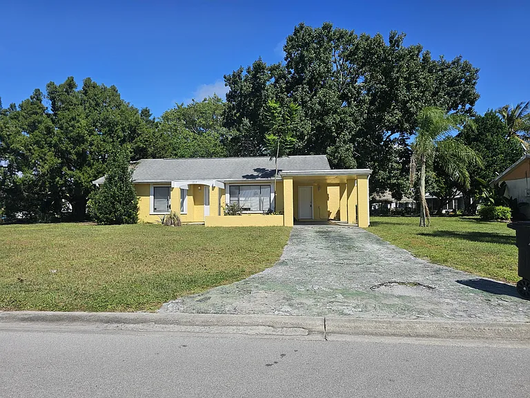 1917 SE Burgundy Ln — Photo 1