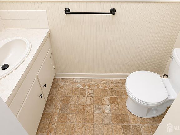 4th image of 76 Lexington Cir