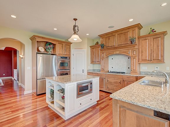 Gorgeous roomy Kitchen