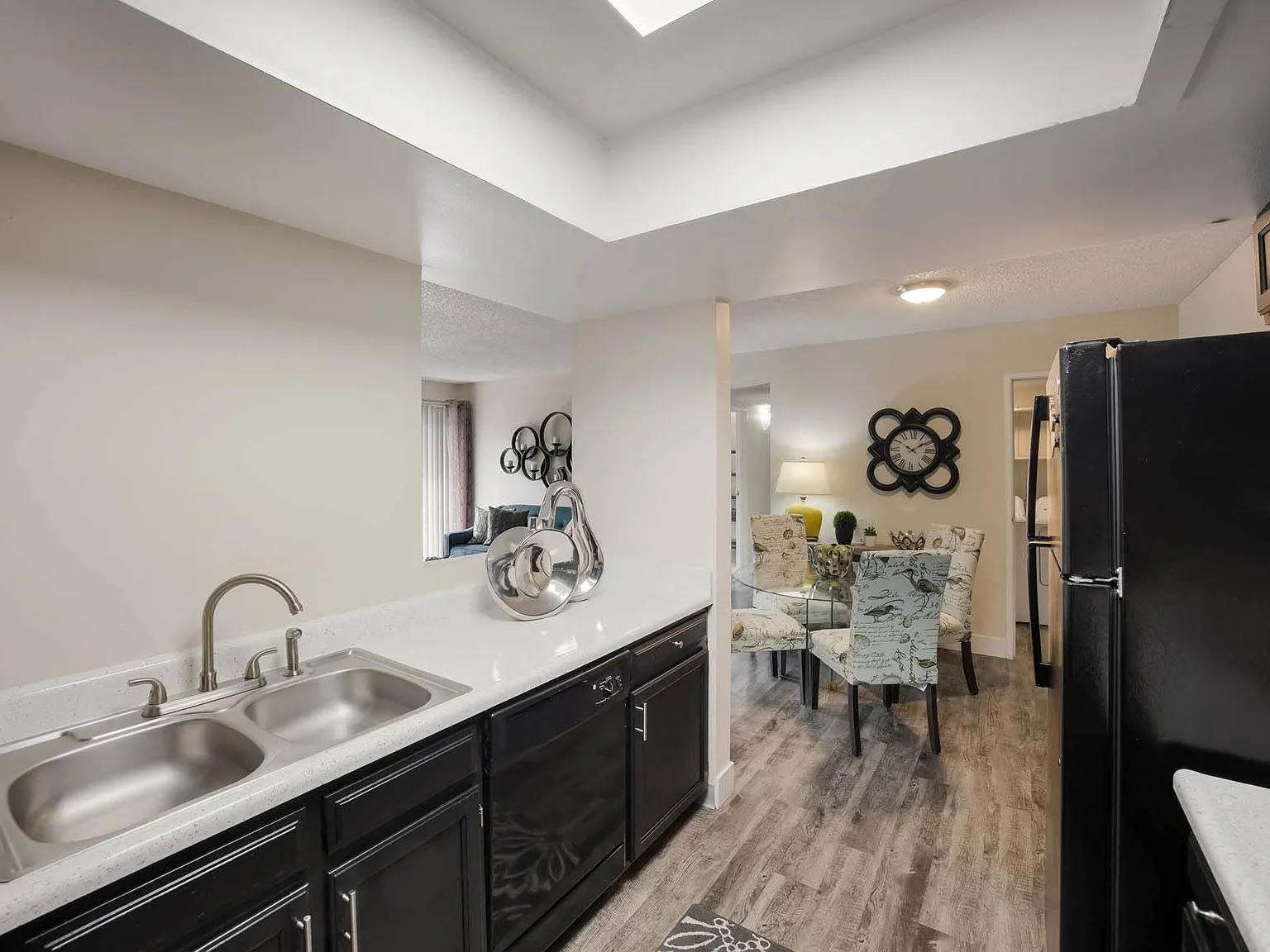 Woodland Hills Apartments — Photo 3