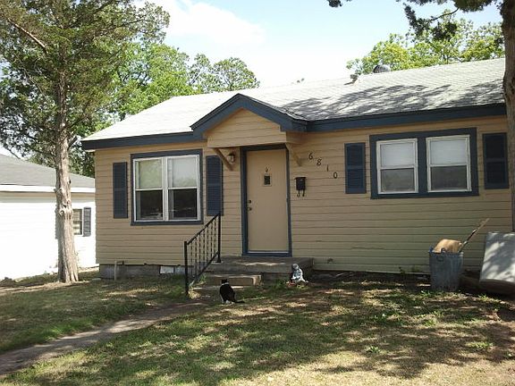 Front view of this cute 2 bed 1 bath house!