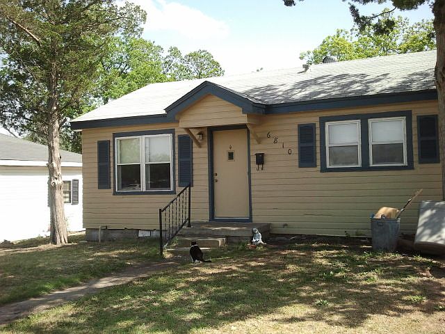 Front view of this cute 2 bed 1 bath house!