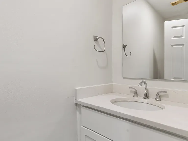 183 S Eagle Creek Dr — Photo 2