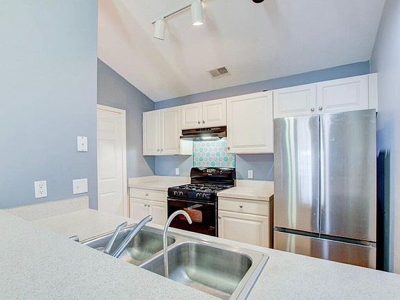 5th image of 712 W Barrington Cir