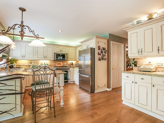 5th image of 10 Wimbledon Ct