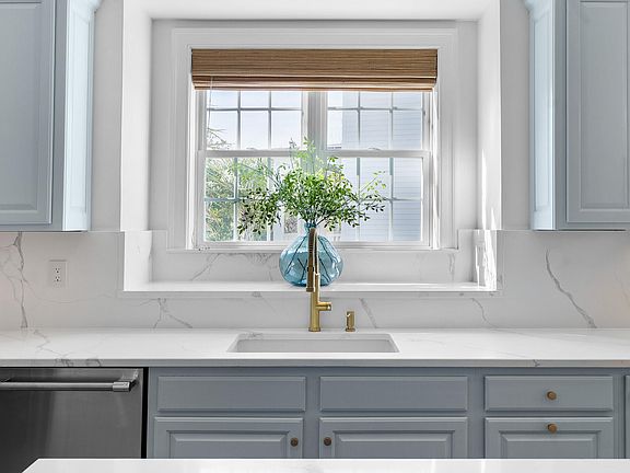 3rd image of 1250 Smythe St