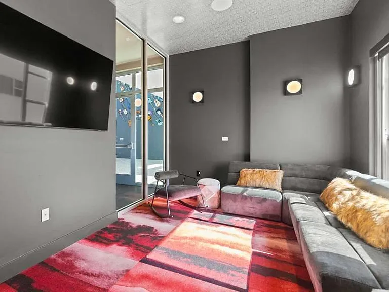 SB1K Apartments — Photo 24