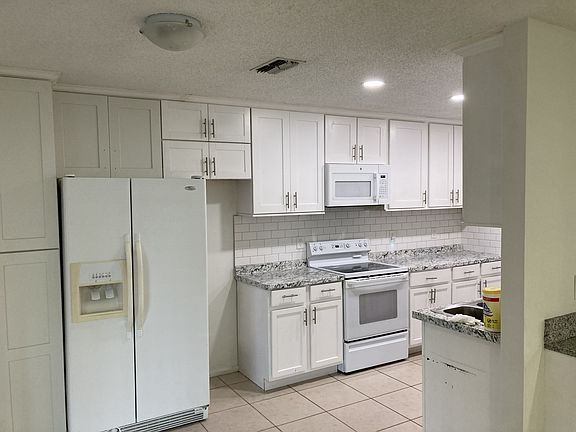 3rd image of 1407 SE 8th Ave APT A