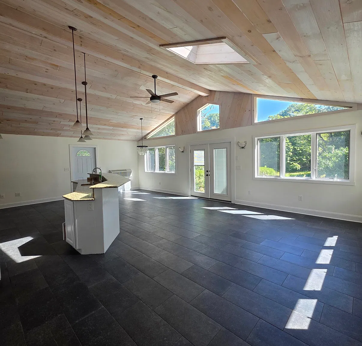 2 bed, 850 sqft, $3,000 — Photo 2